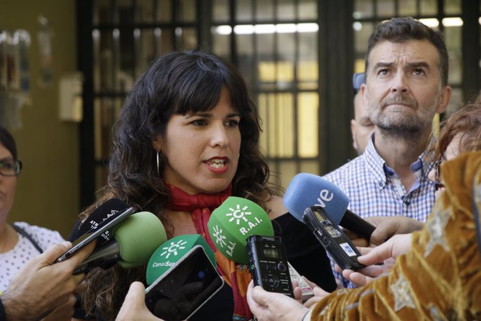 Teresa Rodríguez y Antonio Maíllo, este miércoles, atendiendo a los periodistas
