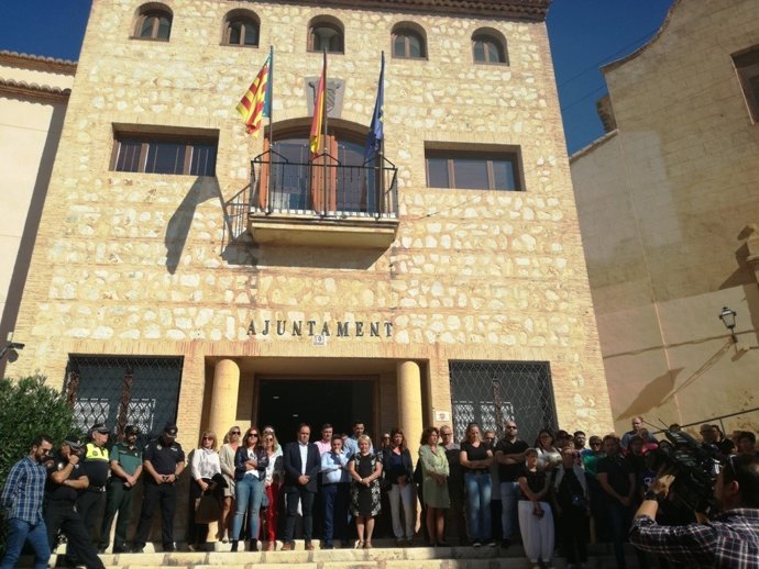 Minuto de silencio por la dos muertes ante el Ayuntamiento