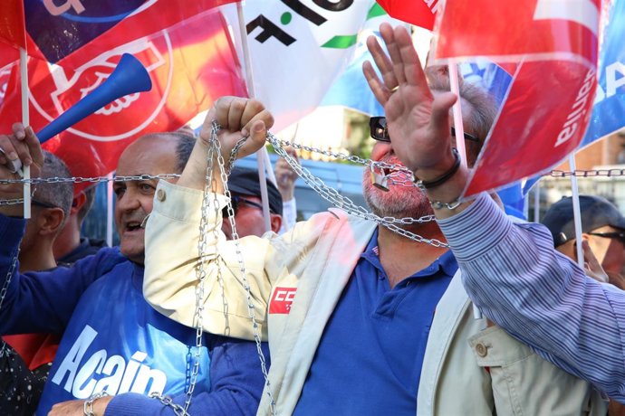 Representantes sindicales de prisiones encadenados frente al Ministerio del Inte