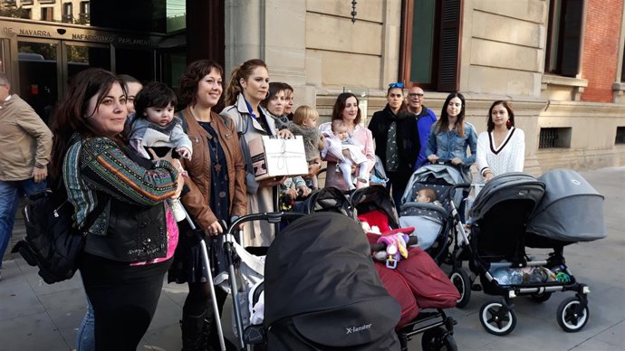 Un grupo de madres en la puerta del Parlamento con las firmas.