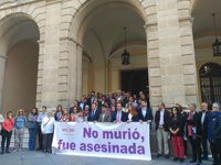 Silencio e "impotencia" a las puertas del Ayuntamiento de Sevilla ante el "abominable crimen machista" de Pajaritos