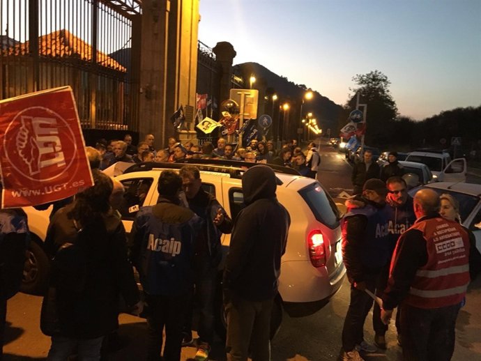 Funcionarios de prisiones "colapsan" la entrada de El Dueso