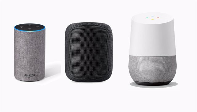 Altavoces Amazon Echo, HomePod y Google Home, de izquierda a derecha