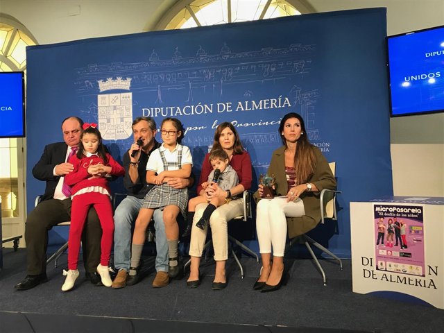 Los niños Mati, Rocío y Darío, que desfilarán este viernes, en rueda de prensa.