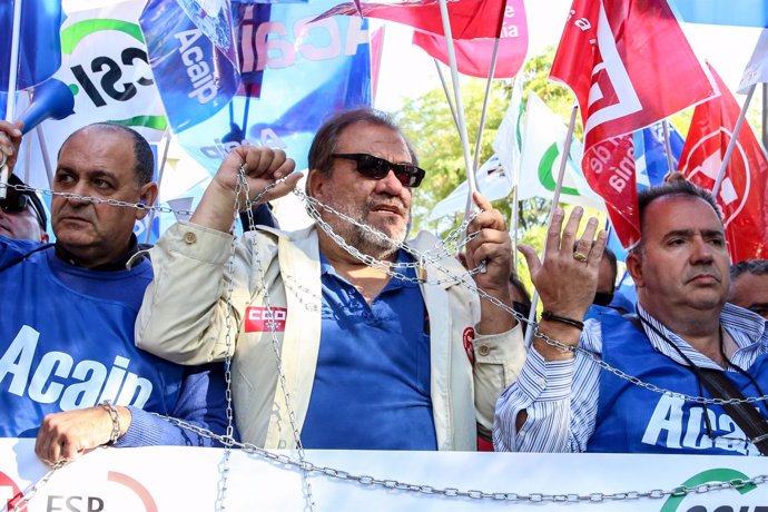 Representantes sindicales de prisiones encadenados frente al Ministerio del Inte