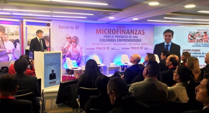 El primer banco de microfinanzas en Colombia ayudó a un millón de personas en vu