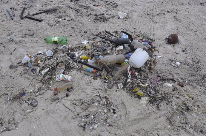 Basura en una playa 