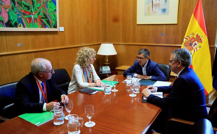 La vicepresidenta, Eva Díaz Tezanos, con el secretario de Estado de Medio Ambien