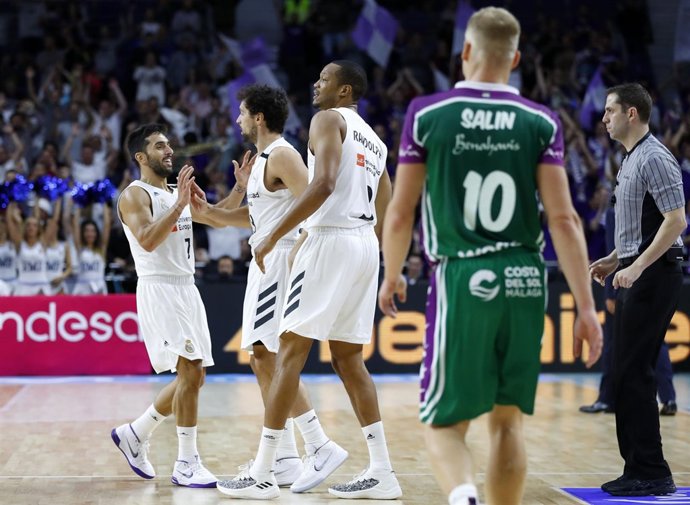 Campazzo, Llull  y Randolph celebran una canasta en el Real Madrid-Unicaja