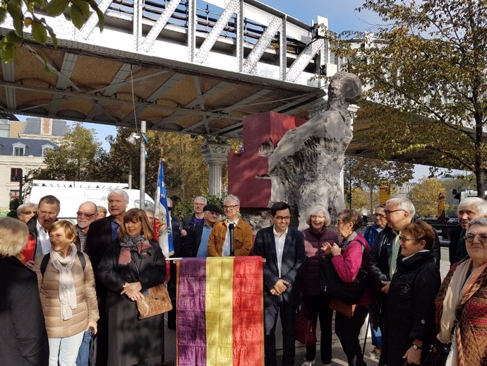 Pisarello participa en un homenaje a las Brigadas Internacionales en París