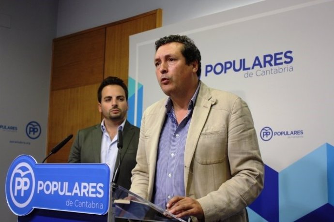 El portavoz del PP y el presidente de NNGG en rueda de prensa