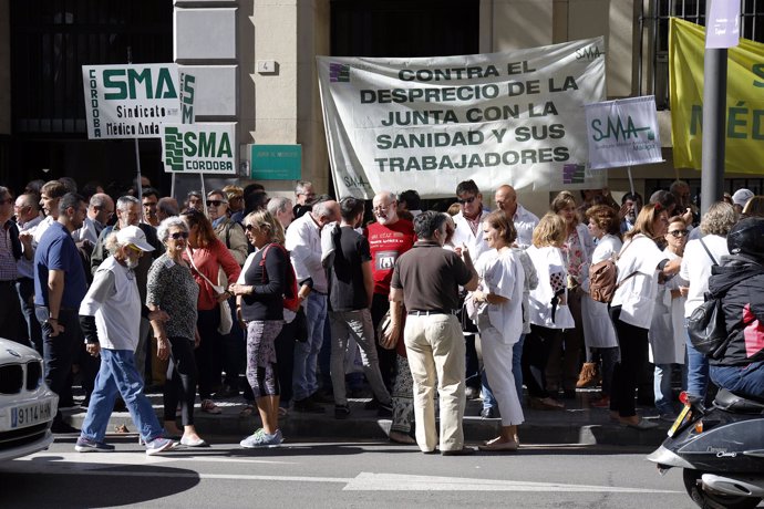 En Málaga, concentración de médicos de familia y pediatras.