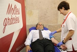 Torra donant sang en el Parlament