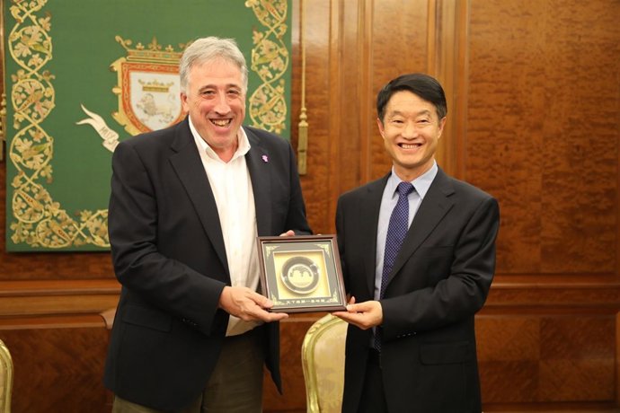 Joseba Asiron y Ding Jusheng, alcalde de Jiayuguan