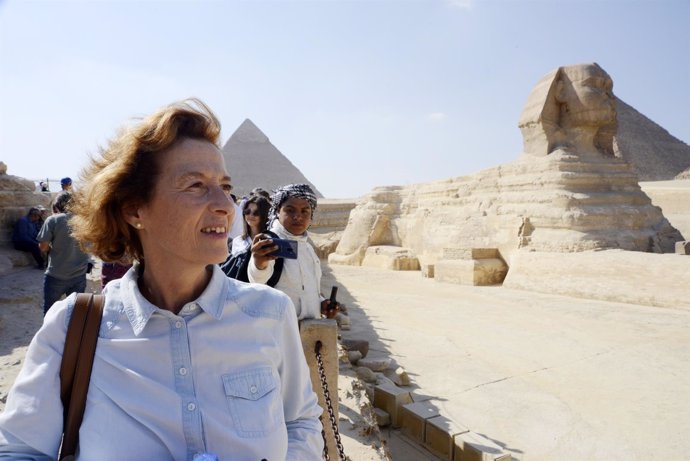 Julia Navarro en las Pirámides de Gizá