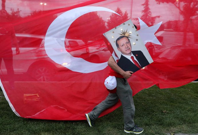 Simpatizante de Recep Tayyip Erdogan junto a una bandera de Turquía