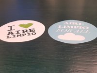 Ediles de Ahora Madrid y PSOE llegan al Pleno con pegatinas en la solapa con las que declaran su "amor" al aire limpio