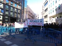 Decenas de taxistas sin vehículos se concentran ante el Congreso