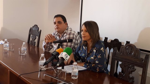 Víctor Torres y Ana Cobo en la mesa redonda sobre 40 años de los ayuntamientos.