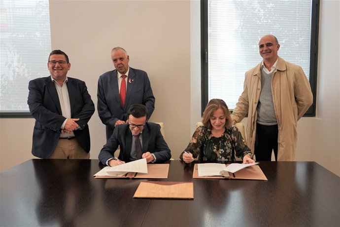 Gallardo y Peña firman el documento.                   