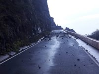 Cerrada por desprendimientos la carretera de acceso a Punta de Teno