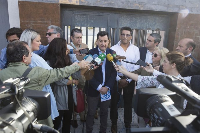 Juanma Moreno en declaraciones a los periodistas en Cádiz