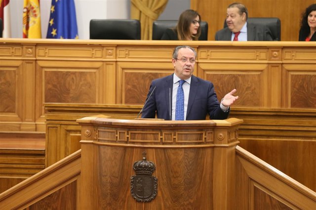 El consejero de Hacienda, Juan Alfonso Ruiz Molina, en el pleno de las Cortes