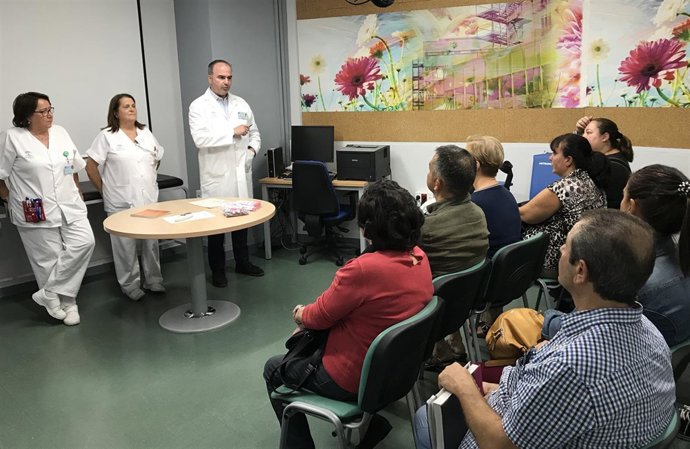 Médicos hablan en la Escuela de Pacientes del Hospital Macarena de Sevilla