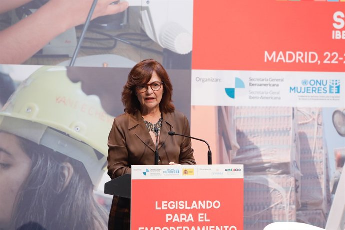 Carmen Calvo inaugura una jornada per a l'apoderament de les dones