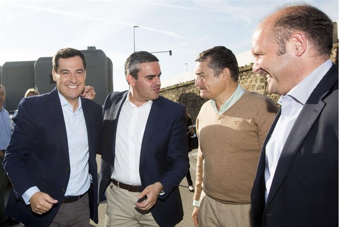 Juanma Moreno con Pepe Ortiz en Cádiz