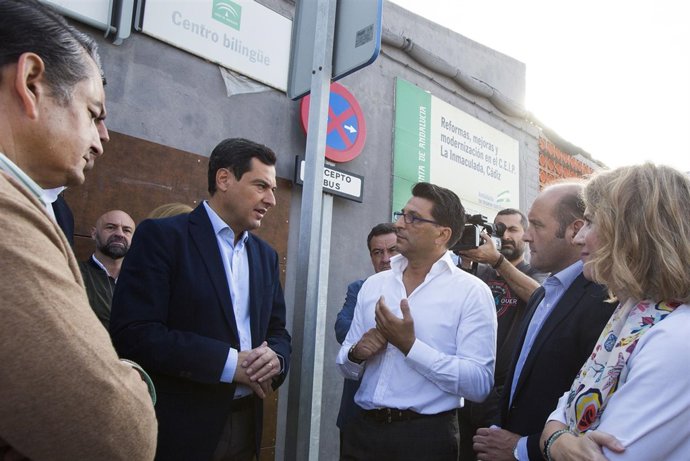 Juanma Moreno en Cádiz con el padre de un niño sin monitor escolar