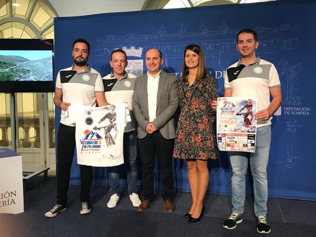 La diputada de Deportes, el alcalde de Fondón y los organizadores de la prueba.