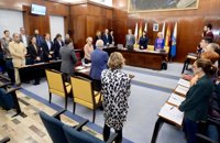El Pleno recuerda al exconcejal Santiago Pérez Obregón y a la exministra Carmen Alborch