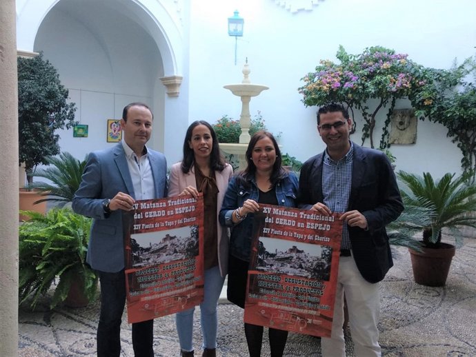 Carrillo (dcha.) presenta la Fiesta de la Matanza de Espejo