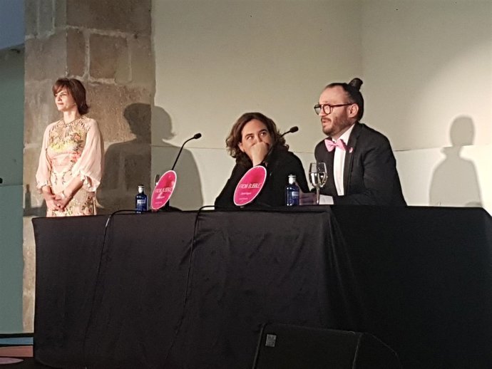 Alcaldesa de Barcelona Ada Colau, artista Daniel Bagnon