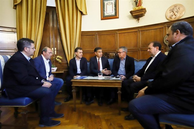 Reunión delegado del Gobierno con alcalde Hellín sobre tren