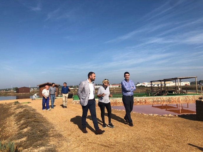 El portavoz del grupo parlamentario del PSOE, Mario Jiménez, en Isla Cristina.