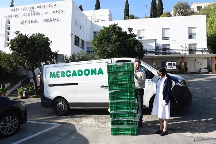 Donación de alimentos de Mercadona a Regina Mundi
