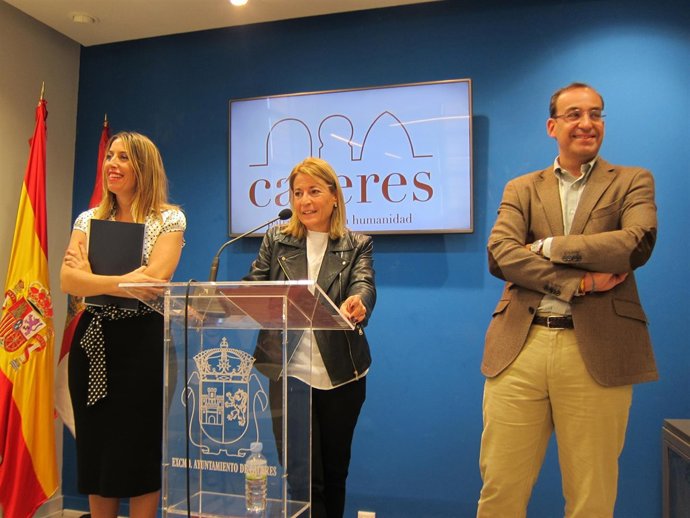 La alcaldesa de Cáceres presenta los presupuestos para 2019                     