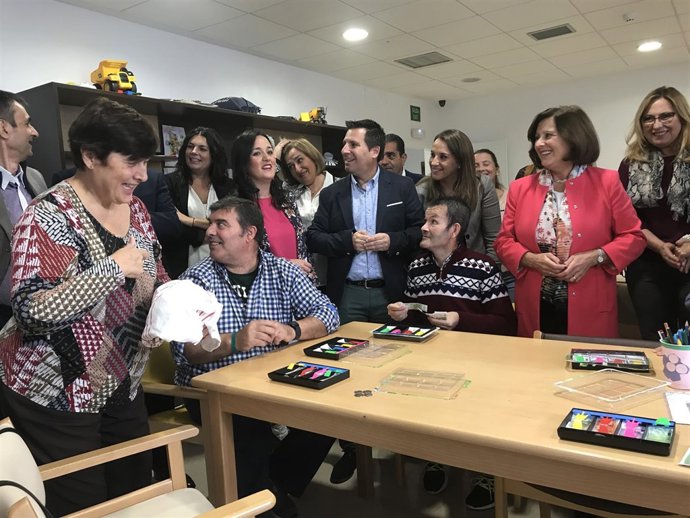 Sánchez Rubio (segunda por la dcha.), en su visita a Peñarroya