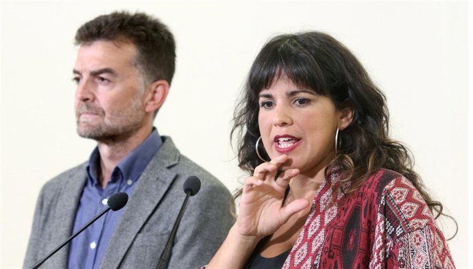 Teresa Rodríguez y Antonio Maillo atienden a los medios antes de mantener una re