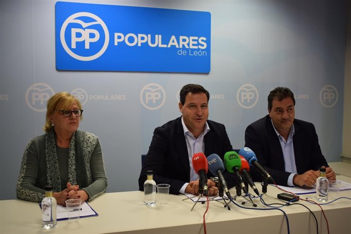 Raúl de la Hoz, en el centro, durante la rueda de prensa