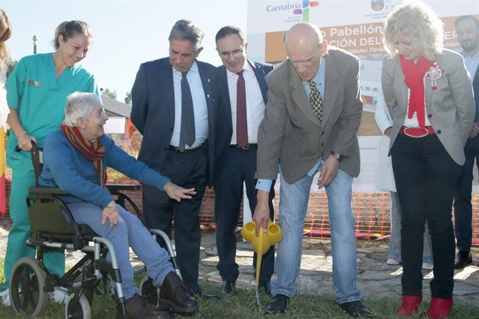 Colocación de la primera piedra de las obras del CAD de Sierrallana