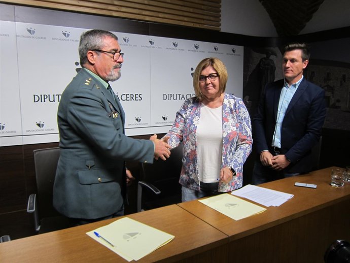 Firma del convenio entre la Diputación de Cáceres y la GardiaCivil           