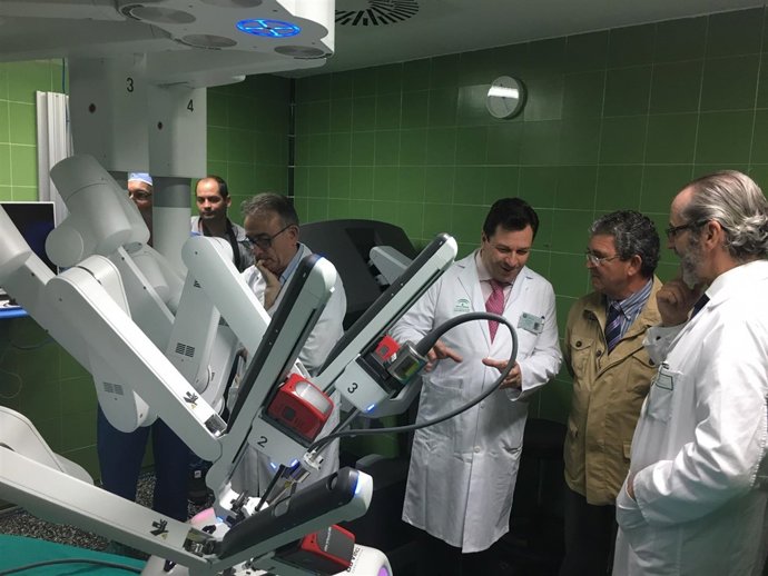 El equipo médico 'Da Vinci' del Puertal del Mar