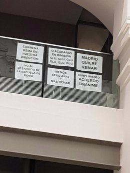 Carteles sobre la escuela de remo en el Pleno de Cibeles