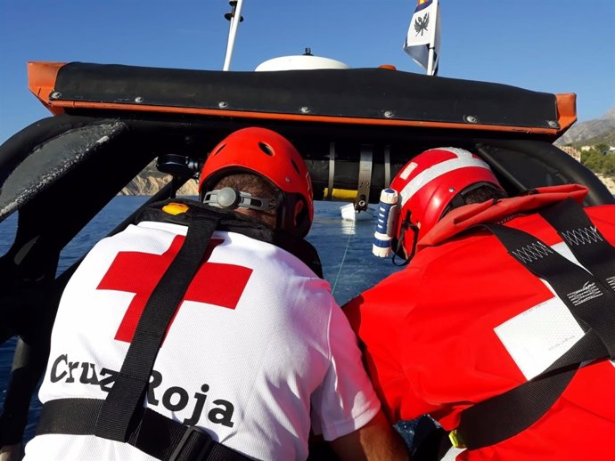 Dos efectivos de Cruz Roja del Mar durante un rescate, de archivo