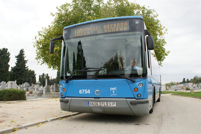 Línea 110 con destino al Cementerio de La Almudena