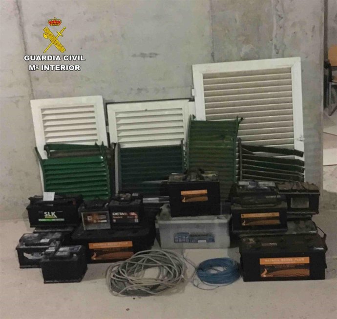 Baterías y material recuperado por la Guardia Civil