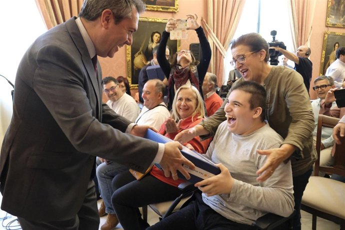 Espadas entrega los proyectos de ascensores a las comunidades de propietarios